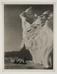 Hondenteam rustend bij een ijsberg