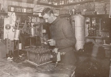 Dr. Simpson in zijn laboratorium, 21 december 1911, 1913