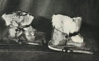 Finnesko met de hierboven getoonde skischoenen, ca. 1910-1913, 1913