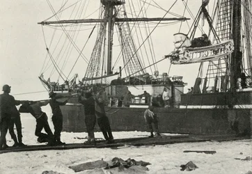 Een Motorslee aan Land Brengen, c1910-1913, 1913
