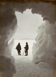 Mannen buiten een grot uitgehouwen in het ijs tijdens een expeditie naar Antarctica