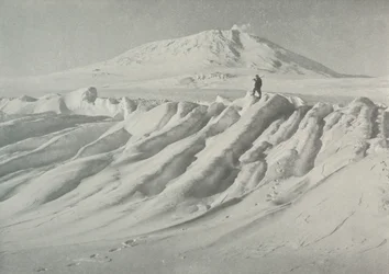 Mount Erebus boven een door water uitgesleten ijsberg, oktober 1911, 1913