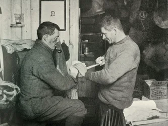 Onderofficier Evans verbindt de hand van Dr. Atkinson, 5 juli 1911, 1913