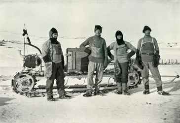 Het motorfeest, van links naar rechts - Lashly, B.C. Day, Luitenant Evans, Hooper, oktober 1911
