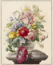 Bloemen in een glazen vaas en een vlinder