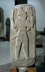 Hettitische beschaving: basaltstenen stèle van de stormgod. Neo-Hettitische Rijk. 9e eeuw v.Chr. Uit Babylon. Afmetingen 141 cm. Archeologisch Museum van Istanbul