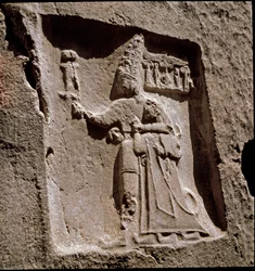 Koning Tudhaliya beschermd door een godheid (reliëf, ca. 1250-1220 v.Chr.)