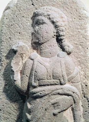 Reliëf dat een Hettitische vrouw in traditionele kleding afbeeldt, uit Syrië, c.1300-1200 v.Chr.