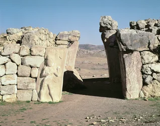 De Koningspoort uit de muren van Hattusa