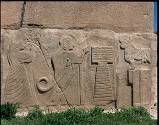 Uitzicht op de basis van reliëfs van de Poort van de Sfinx