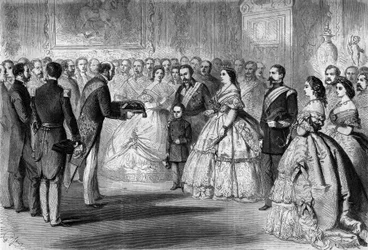 Koningin Isabella II van Spanje (Isabella van Bourbon) (1830-1904) ontving het grootkoord van het Legioen van Eer in naam van haar zoon, de Prins van Asturië. Aanwezig zijn: Napoleon III (1808-1873) en Prins Imperial (1856-1879)