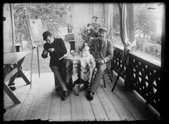 Hugo en Julius Simberg op de veranda van Niemenlautlawa