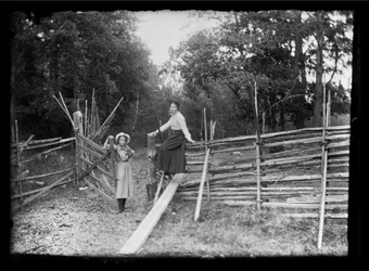 Lilli en Elsa Simberg op de veranda bij de Niskapohja weg
