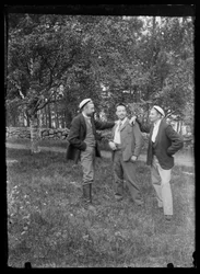 Paul en Hugo Simberg en Einar Relander in het Niemenlautka Park