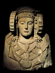 Iberische beschaving: de Dame van Elche - 6e eeuw v.Chr., van de vindplaats La Alcudia, Elche - bewaard in Madrid, Nationaal Archeologisch Museum - de Dame van Elche of Dame van Elx - beschilderde kalkstenen sculptuur, 6e eeuw v.Chr., Iberische kunst