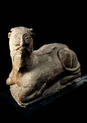 Iberische kunst: ‘Bicha de Balazote’, een stier met een mensenhoofd. Stenen sculptuur uit Albacete, Spanje. 5e eeuw v.Chr. Nationaal Archeologisch Museum, Madrid