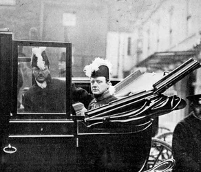 De Kroonraad, Winston Churchill verlaat het paleis. De bezorgdheid van een natie, 1910.