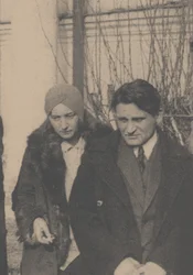Serafima Suok-Narbut en Yury Olesha bij de begrafenis van Vladimir Mayakovsky