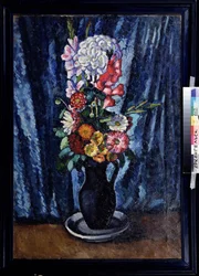 Boeket bloemen in een zwarte kruik op een blauwe achtergrond
