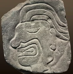 Inca reliëf dat een gezicht in profiel voorstelt (steen)