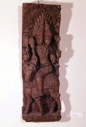 Agni, god van het vuur, afgebeeld met twee hoofden (bicefaal) op een ram, volgens de hindoeïstische mythologie. Houten sculptuur uit de 17e eeuw. Parijs, Musée Guimet.