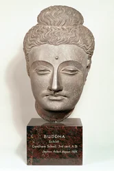 Hoofd van een Boeddhabeeld, uit Gandhara, noordwest India (grijze leisteen)