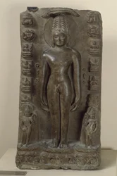 Reliëf dat Vrishabha, de eerste Tirthankara, uitbeeldt