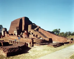 Zicht op de hoofdtempel van Site III, 320-350