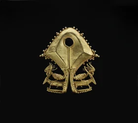 Mamuli, hanger met kaketoes die herten berijden, Sumba Island volkeren (c.19e eeuw)