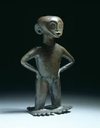 Staande vrouwelijke figuur