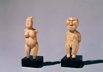 Twee beeldjes van een man en een vrouw, van de Beringstraat