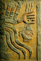 Een onthoofdingsfiguur die een angstaanjagende toorn oproept in El Brujo, een afgelegen complex van piramideruïnes van de Moche - een cultuur die de noordkust van Peru regeerde vanaf ongeveer A....