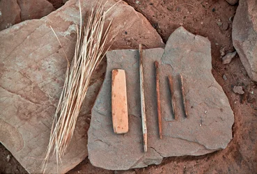 Anasazi-gereedschappen op een rots in Grand Gulch, Utah