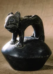 Chimu stijl keramische katachtige, gevonden in Purachuco, Peru. De geschatte leeftijd is 500 - 600 jaar oud