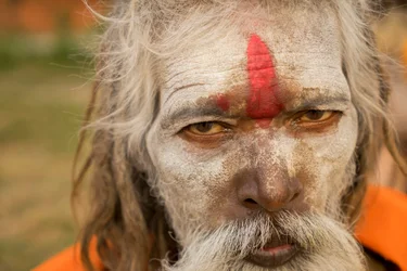 Heilige mannen bij de Pashupatinath-tempel aan de oevers van de Bagmati-rivier in Kathmandu, Nepal