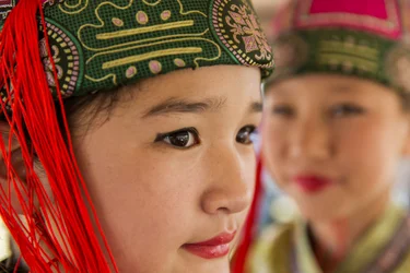 Portret van een jong meisje dat Deel draagt, Mongoolse traditionele kleding op Naadam