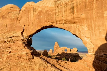 Licht van de zonsopgang op Window Arch in Arches National Park, net buiten Moab, Utah, 2012