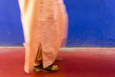 Langs een blauwe muur in de Majorelle Tuin in Marrakech, Marokko