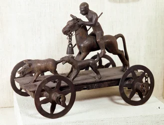 IJzertijd: miniatuur bronzen Merida tank die een wilde zwijnenjachtscène voorstelt