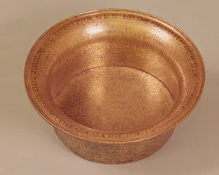 Bekken versierd met geometrische patronen, dieren en schrift, gemaakt voor Hugh IV van Lusignan (1299-1359) Koning van Cyprus, Egyptisch of Syrisch