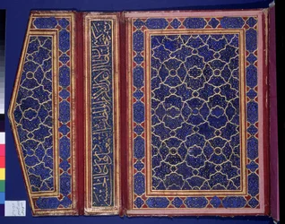 Binnenzijde van een Koran kist met een thulth inscriptie op de band