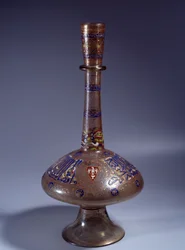 Islamitische Kunst: fles met lange geëmailleerde glazen hals van Vicekoning Tuquztemur. ca. 1345. uit Egypte of Syrië. Parijs, Louvre Museum