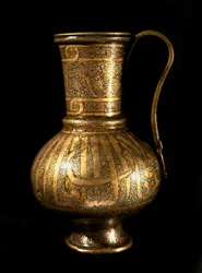 Islamitische kunst: karaf met zilver inleg en Arabisch schrift. Mamluk ambacht van de 14e eeuw. Caïro, Museum voor Islamitische Kunst