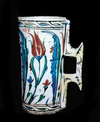 Islamitische kunst: keramische kruik gemaakt in Anatolië (Turkije). 17e eeuw. Caïro, Museum voor Islamitische Kunst