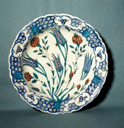 Islamitische kunst: keramische plaat gedecoreerd uit Iznik (het huidige Nicea) in Turkije. 16e eeuw. Sèvres, Nationaal Keramiekmuseum