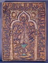Midden-Oosten: decoratieve plaat met de voorstelling van een mihrab, nis in de muur van een moskee die de gebedsrichting naar Mekka aangeeft. 13e of 14e eeuw. Parijs, Museum van Decoratieve Kunsten