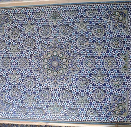 Noordportaal tegelpaneel, een van een paar met uitstekende palmetten en sterren die de centrale zonmedaillon omcirkelen, voltooid in 1453