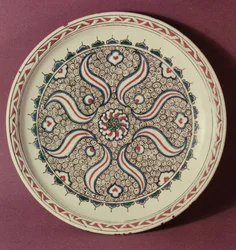 Bord versierd met een vlammenpatroon, Iznik, uit Turkije