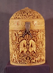 Pyxis met een reliëf dat de genoegens van het hofleven toont, met de naam Al-Mughira, zoon van de kalief Abd-al-Rahman III, Umayyad Periode, uit Cordoba, 968 AD