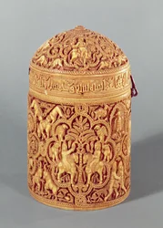 Pyxis met een reliëf dat de genoegens van het hofleven uitbeeldt, gegraveerd met de naam Al-Mughira, zoon van de Kalief Abd-al-Rahman III, Umayyad Periode, uit Cordoba, ca. 968 AD